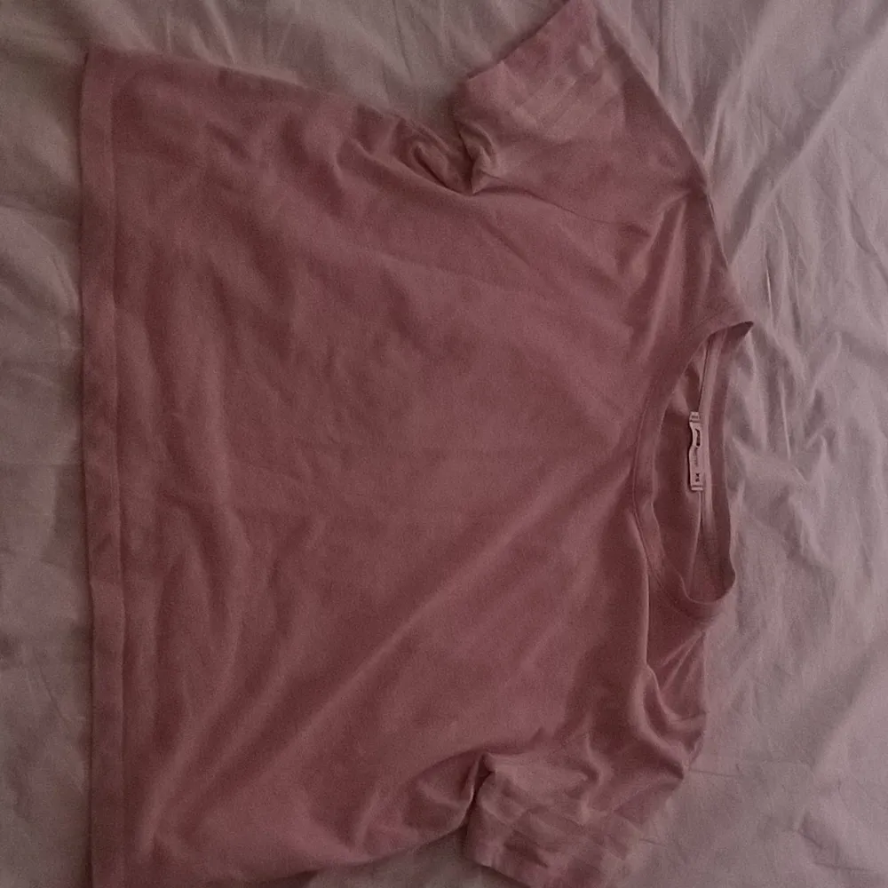 En rosa tröja. T-shirts.