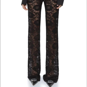 Spetsbyxor - Supersnygga spetsbyxor. Aldrig använda. Tyvärr för tighta för mig i låren. Innerbenslängd 79 cm💖 första bilden är lånad.