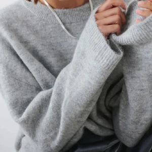 Stickad tröja Gina tricot - Jag säljer min gråa stickade tröja från Gina tricot. Den är helt ny (med prislapp kvar) och oanvänd. Storlek xs💞