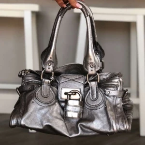 Chloé väska  - Hej säljer denna väskan ifrån chloé den är i nyskick helt utan defekter hör av dig vid intresse pris går att diskuteras!