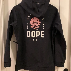 Dope snowboardjacka - Skid/ snowboard jacka i nyskick! Material: softshell 