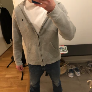 Ralph Laurent Zip hoodie  - Tröjan är i fint skick  Är 165 cm och är för liten för mig. Ny pris 1 095 kr, köpt i butik i Göteborg.   Tveka inte om ni har några frågor! 