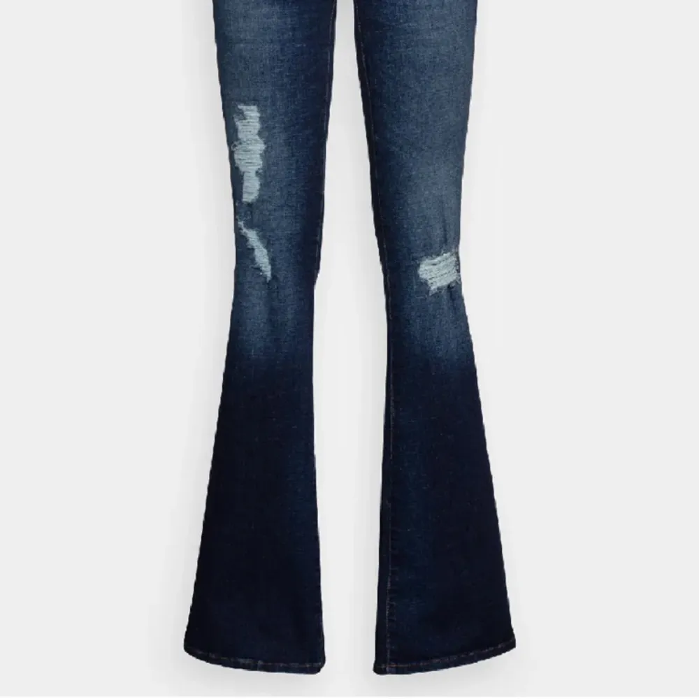 Jättesnygga blåa jeans från only. De är lågmidjade och bootcut💗Säljer för att de kommer inge till användning. Kom privat för mer info💗. Jeans & Byxor.