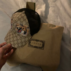 Gucci keps  - Fin Gucci keps! Skick 9,5/10 Knappt använd något Tänker mig runt 1650 men pris går absolut att diskutera 