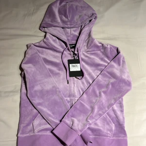 Lila juciy couture tröja  - Helt ny oanvänd juciy couture tröja i färgen ” sheer lilac”. Lappen sitter kvar på och jag säljer den pga fel storlek ☺️ Storlek L 