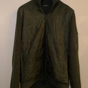 J. Lindeberg cardigan  - J. Lindeberg cardigan i gott skick, strl M (sitter lite mindre)  Hör av dig vid minsta lilla.  Mvh