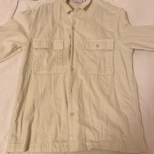 Vit Overshirt i Manchester  - Fin vit overshirt i Manchester material. Storlek M från Asos.