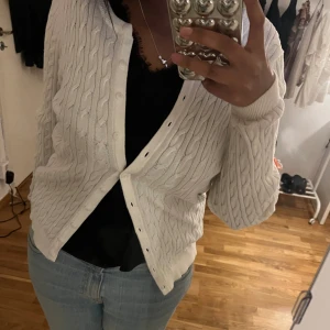 vit stickad kofta - säljer denna söta vita stickade koftan med mönster eftersom jag inte har någon användning till den💘