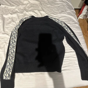 Dior stickad tröja - Storlek s  Äkta med kvitto. Kan skicka bild på kvittot. Snabb affär så kom med bud Jag köpte den för ungefär 12 000