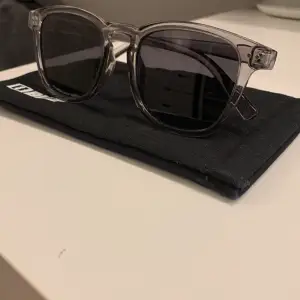 Ett par solglasögon från Bliz som skulle kunna bli trendiga till sommaren. De har använt två veckor under ett sommarlov och inga tecken på skador.