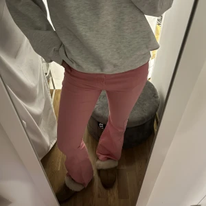 Rosa jeans - Sjukt snygga rosa jeans köpa second hand! Först till kvar! Lite fläckar längst ner vid foten men absolut inget som syns tydligt, hör av er så skickar jag en bild💘