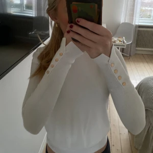 Vit finstickad tröja  - Säljer denna snygga tröjan från zara då den inte kommit till användning. Den har super fina gulddetaljer och är i fint skick! Pris kan självklart diskuteras 