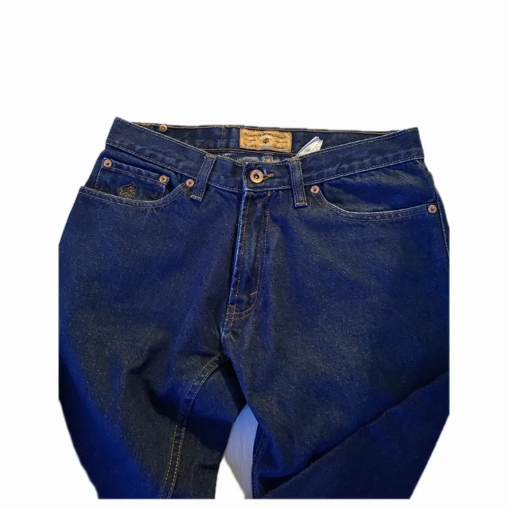 Ett par mörkblå jeans ifrån rogawear denim company i storlek 36. Köpt på secondhand men i gott skick⭐️⭐️straightleg.. Jeans & Byxor.