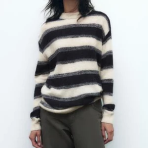 Zara stickad tröja  - Säljer denna fina stickade tröjan från zara då den aldrig kommit till användning! prislappen sitter kvar💕 hör av dig för fler bilder! 