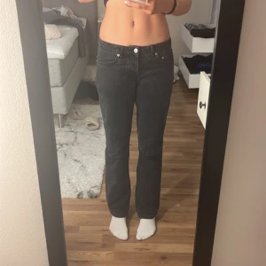 Svarta low Waist jeans - Ett par svarta lager 157 jeans i modellen icon, hyfsat bra skick säljer pga ingen användning längre jag som är 1,75 är dom perfekta i längden.