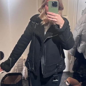 Bikerjacka - Jacka från zara i storlek XS, inga skråmor✨  Köparen står för frakten❤️‍🔥