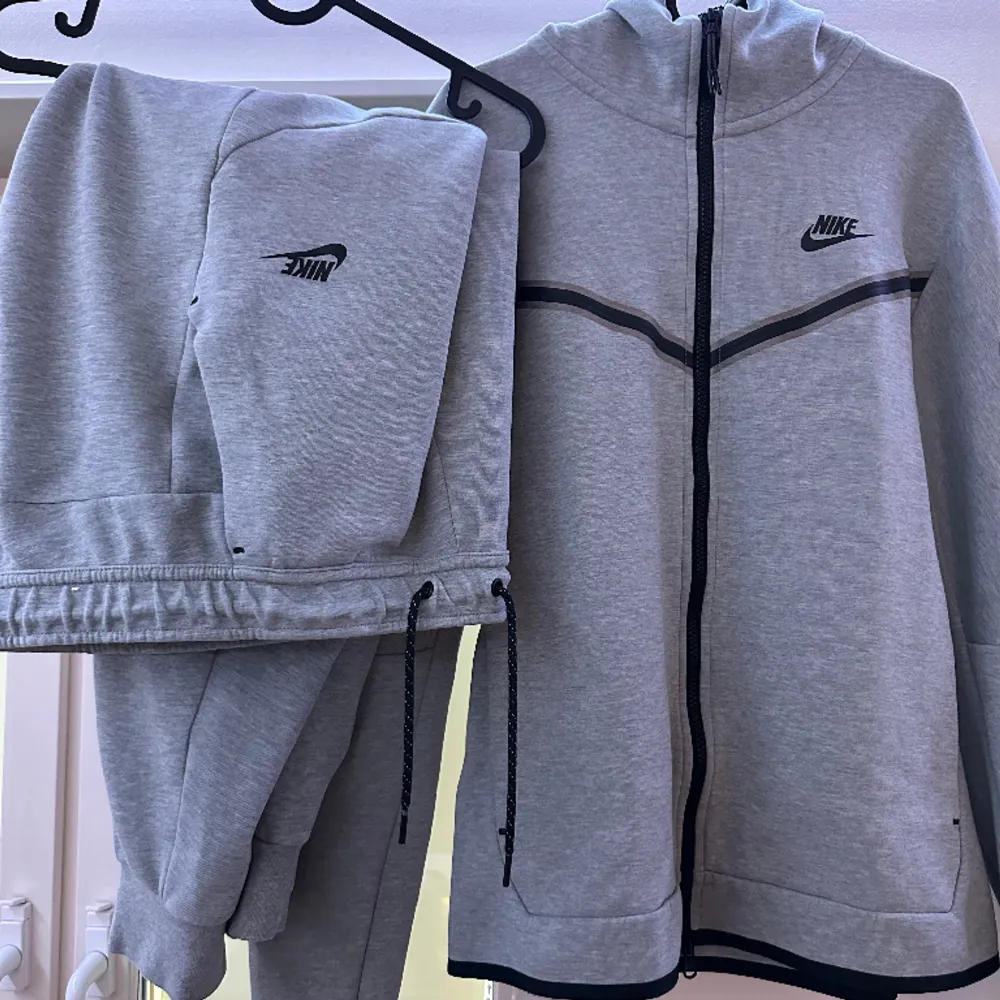 Grå Nike tech fleece i storlek M. Inga flaws, knappt använd. Köpt för ca 2 år sedan och har mest hängt i garderoben.. Hoodies.