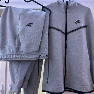 Grå Nike tech fleece i storlek M. Inga flaws, knappt använd. Köpt för ca 2 år sedan och har mest hängt i garderoben.