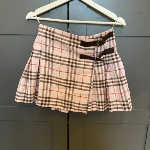 Burburry kjol - Så söt rosa burburry kjol, säljer pga lite för liten för mig. Skulle säga att den passar någon i xs/ liten S