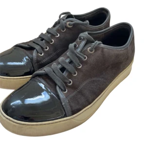 Lanvin - Lanvin skor i storlek UK 7 vilket motsvarar 41, men jag tycker dem passar 42-43. Dem är i ett bra skick, har täcken på användning men inget större. Skriv direkt om ni skulle vela ha fler bilder eller frågor.