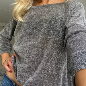 Glittrig tröja  - Sjukt fin glittrig tröja, perfekt till både fest och vardag 💕Storlek S 