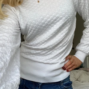 Tröja  - Superfin vit tröja med prickmönster😊💕
