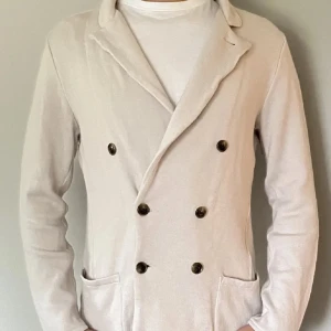 Stickad kavaj John henric - Stickad John Henric kavaj i fint skick! 