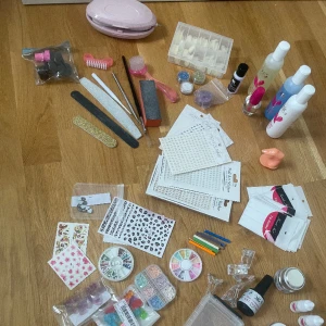 Nagelkit nagelgelé - Kit med lite random saker  Filar, tippar, 1 buildergel, gelfärger, dekorationer, klistermärken, redskap, manikyrfil med olika huvuden (vet dock inte hur man byter huvud men alla ingår) Saker från nagelgiganten, normal och dekorationer från shein. 