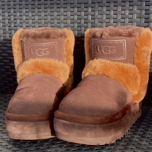 UGG org. price 3150,- - Ugg Classic Chillapeak - Säljes med tungt hjärta då de var för små!   Använda en gång.   Eftertraktad modell som säljs slut på sekunder. Tyvärr kunde jag bara få tag på ett par i storlek 36, som inte passade mig då jag egentligen har storlek 37.