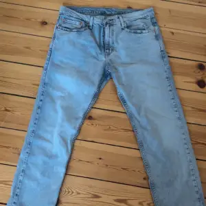 Levis jeans 502 (nya) Storlek: w32 L30 Ljusblå väldigt fina och sköna. Nyskick
