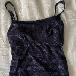 Svart linne - Fint svart spets linne mer rosor, även spets runt urringningen och längst ner på toppen. Lite smått insydd men går att spreta upp om önskad. Ryggen är helt i spets tygen då dnr är lite smått genomskinlig!💗💗