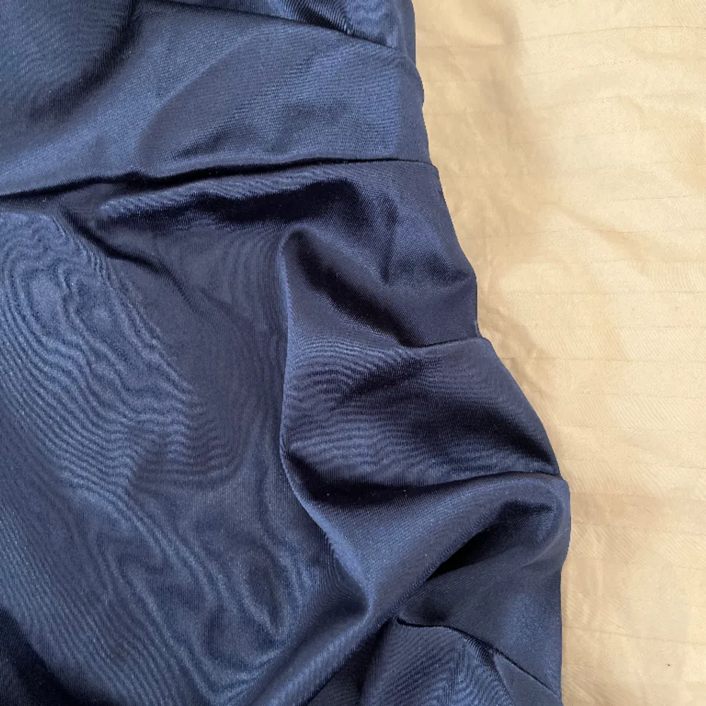 Lång blå balklänning med slits i storlek S😊. Finns fler bilder🥰. Klänningar.
