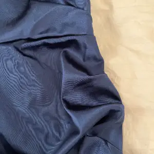 Lång blå balklänning med slits i storlek S😊. Finns fler bilder🥰