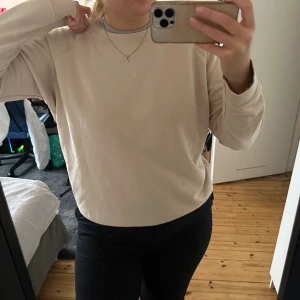 Långärmad tröja - Skön basic tröja från bikbok, lite nopprig därför jättebillig