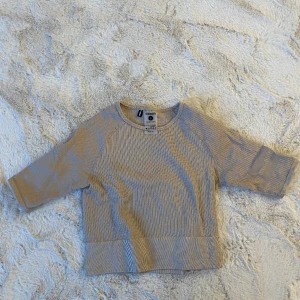 Stronger tränings tröja - Beige tränings t-shirt från stronger. Knappt använde för den inte passar som jag vill. Pris går att diskutera 😊