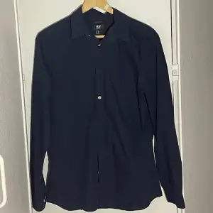 Mörkblå Skjorta från H&M, använd ett fåtal gånger, sitter bra i storlek M. Är öppen för prisförslag kom privat!!