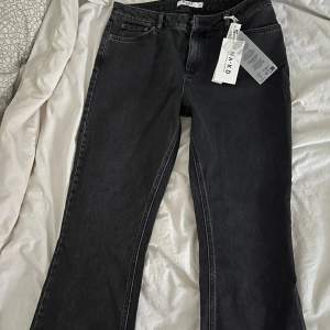 Ett par svarta/mörkgrå jeans med rak passform och rå kant. Prislapp kvar, aldrig använda🌸