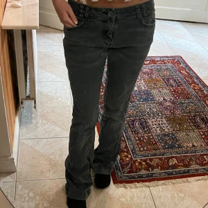 Grå lågmidjade bootcut jeans - Säljer mina favorit jeans pga att dem inte längre passar mig. Dem är väldigt sparsamt använda så väldigt bra skick. Storlek S. Hade passat M också. Pris kan diskuteras vid snabb affär! 