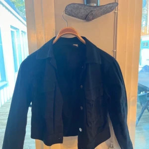 Jeansjacja - Svart jeansjacka 