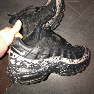 Nike 95s - Snygga och sportiga Nikes!! Har använts typ 5gånger bara! Riktigt bekväma, passar storlek 36 perfekt! Rymliga skor med! 