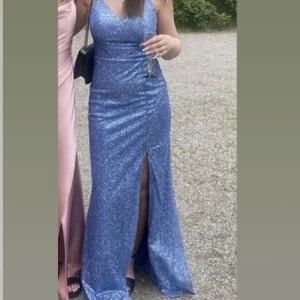 Balklänning - Så fin blå glittrig klänning, perfekt för bal och bröllop. Endast använd 1 gång💞