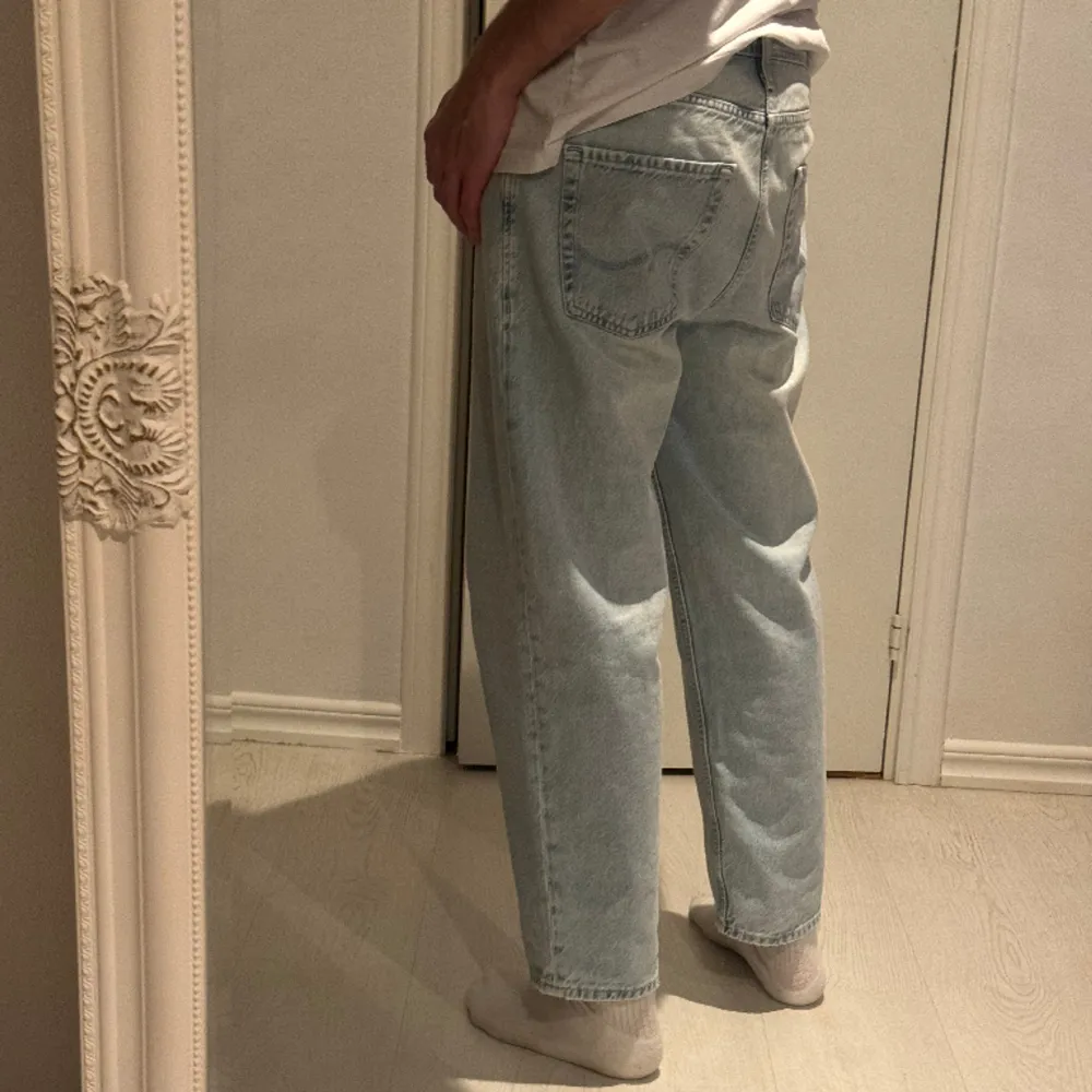Ljusa jeans i gott skick med passform loose cropped (modell Rob). W30/L32 men iom att de är cropped så är benen kortare än vanligt. Jeans & Byxor.