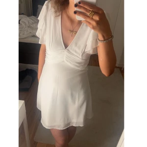 Vit klänning - Sååå fin klänning som passar perfekt till studenten eller skolavslutning!💞 Använd en gång när jag hade skolavslutning🥂💐 Inte genomskinlig alls! Nypris 699