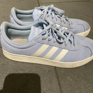 Sneakers  - Snygga sneakers från adidas, campus liknande! Fint skick inuti och lätta att tvätta!