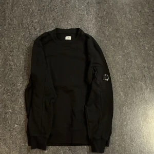 Cp company  - En skön tröja i storlek L, använd ett få tal gånger men det är inget man märker, dock finns inget kvitto men det ör handlad i butik