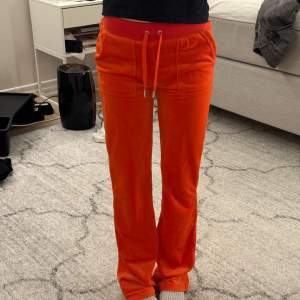Orangea juicy couture byxor som ej kommer till användning längre. I bra skick och storlek xxs men passar xs