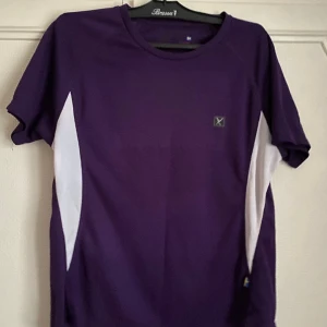 Funktionstopp  - Lila topp  TTL quick dry   Oanvänd (endast provad)  Djurfritt rökfritt parfymfritt 