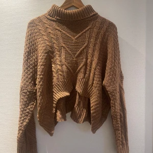 Mjuk stickad tröja - Snygg stickad tröja med liten krage som är lite croppad💕