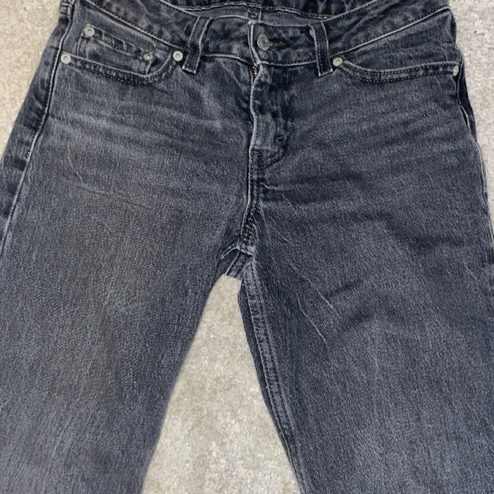 Skit snygga Levis jeans som är Low waist Bootcut med snygga fickor. Säljer då de inte kommer till andvändning längre, orginal pris 1000kr men kan tänka mig att gå ner i pris vid en snabb affär 💕Tryck på köp nu🚨. Jeans & Byxor.