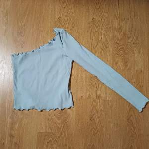 Ljusblå ribbad tröja med en ärm(vänster), använd ett fåtal gånger, mycket fint skick
